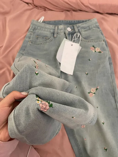 شلوار جین زنانه آبی روشن گلدوزی گل‌دار – استایل لطیف و دخترانه