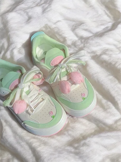 کتونی کژوال سبز ماچایی با آویز و استیکر گل لاله کد 805