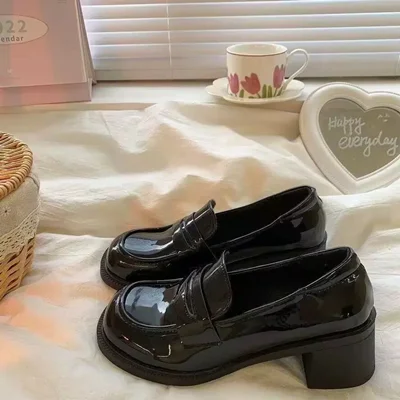 کفش کالج پاشنه‌دار زنانه ورنی (مشکی و کرم)